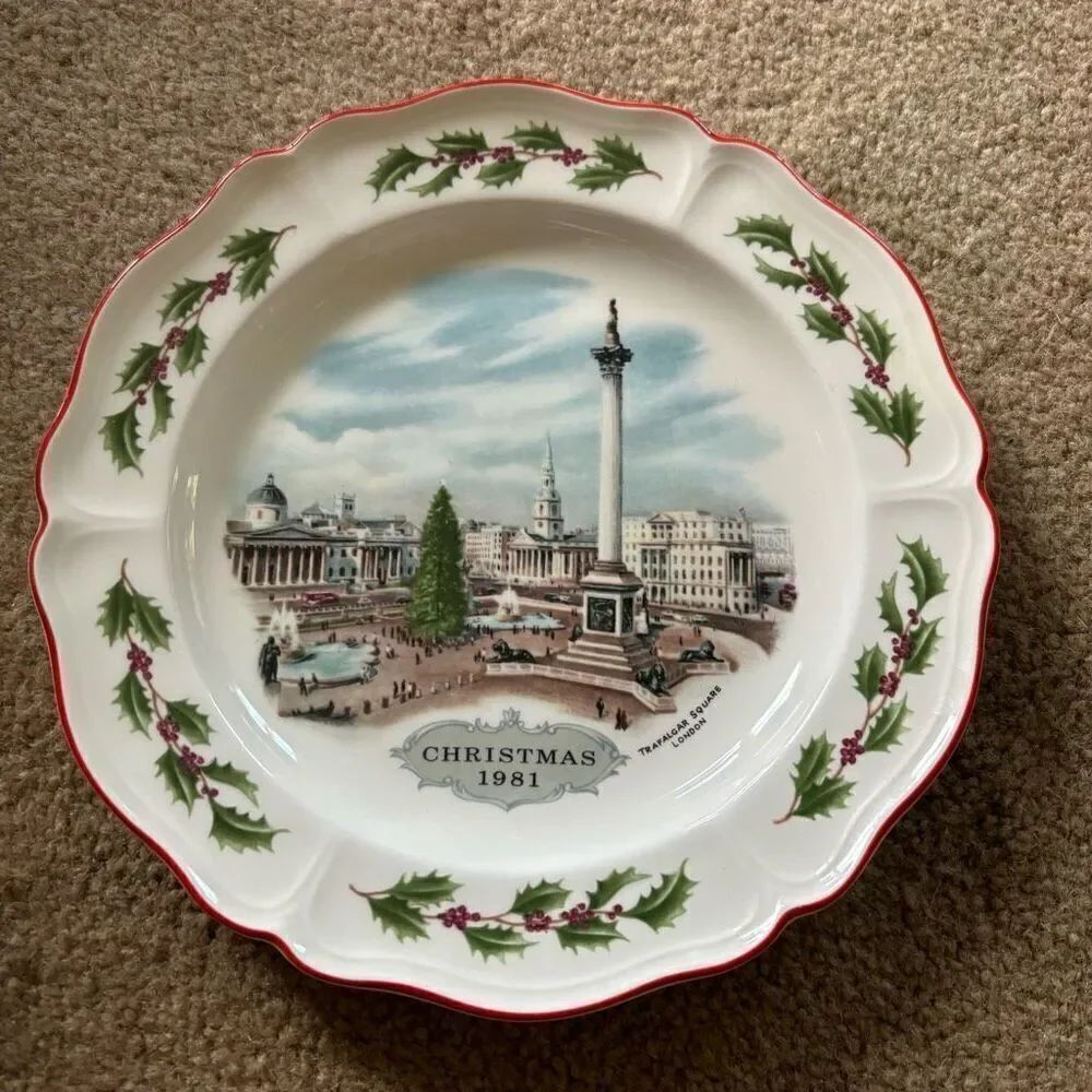 Wedgwood Queen’s Ware Christmas Plate Trafalgar Square London 1981